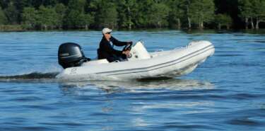 Bateaux Zodiac Yachtline vue de profil