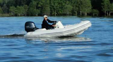 Bateaux Zodiac Yachtline vue de profil