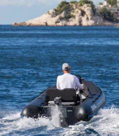 Bateaux à moteur hors bord Zodiac eOpen vue de derrière