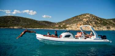 Pleasure boats cruising & lounging plunge