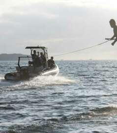 Embarcaciónes de recreo para deportes acuáticos wakeboard con foil