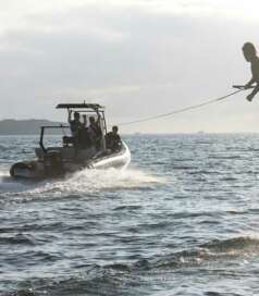 Sportboote für den Wassersport Wakeboard mit Florettantrieb