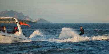 Bateaux de plaisance pour le ski nautique dans les vagues