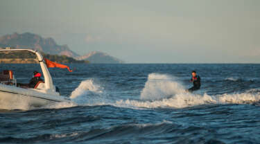 Bateaux de plaisance pour le ski nautique dans les vagues