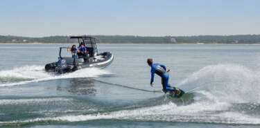 Bateaux de plaisance pour le wakeboard sillon