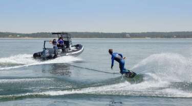 Bateaux de plaisance pour le wakeboard sillon