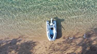 Cadet Alu sur la plage vue de dessus