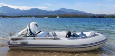 Cadet Alu sur la plage vue de côté