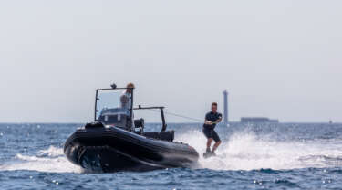 Embarcaciónes de recreo para deportes acuáticos wakeboard